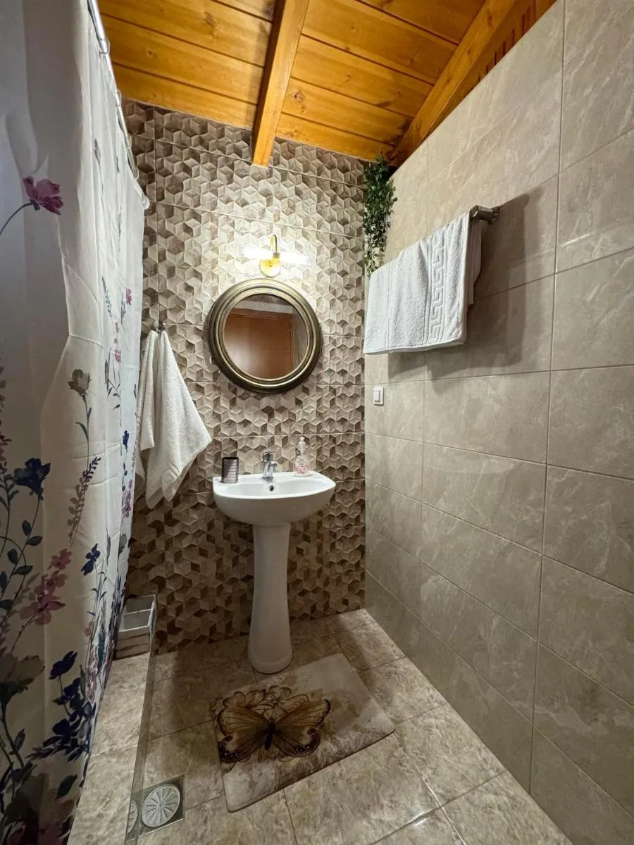 Image 3 of Alleyhouse 83