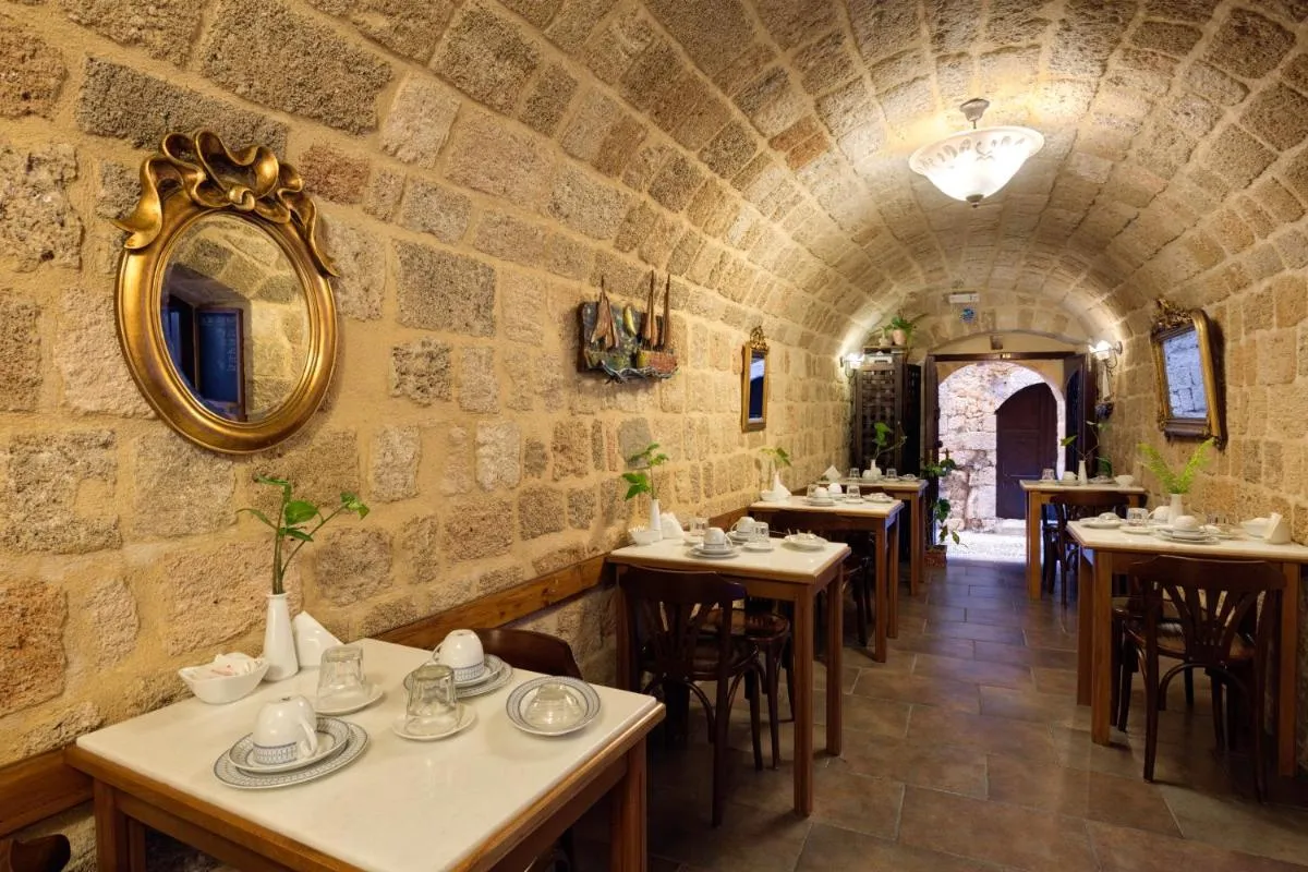 Image 2 of Camelot Traditional & Classic Hotel