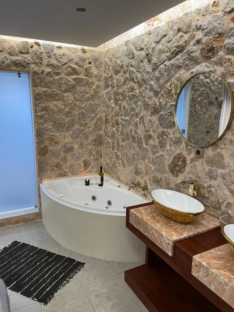 Image 6 of Luxury jacuzzi white suite by the sea