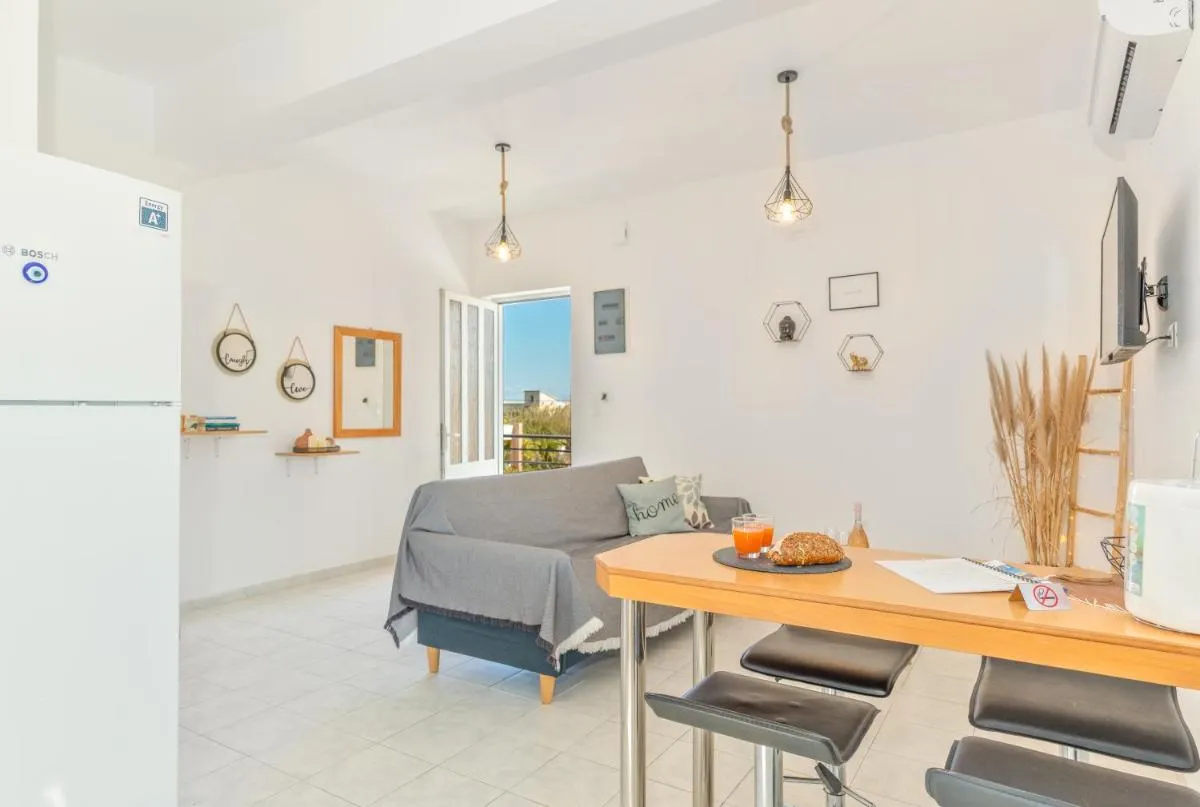Image 3 of Marvinas seaside apartments, Earth apartment & Ocean jacuzzi apartment