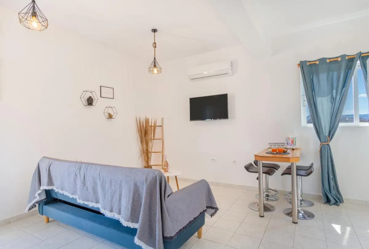 Image 4 of Marvinas seaside apartments, Earth apartment & Ocean jacuzzi apartment