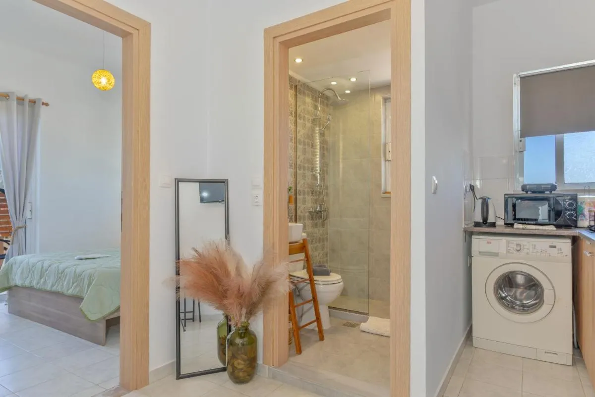 Image 2 of Marvinas seaside apartments, Earth apartment & Ocean jacuzzi apartment