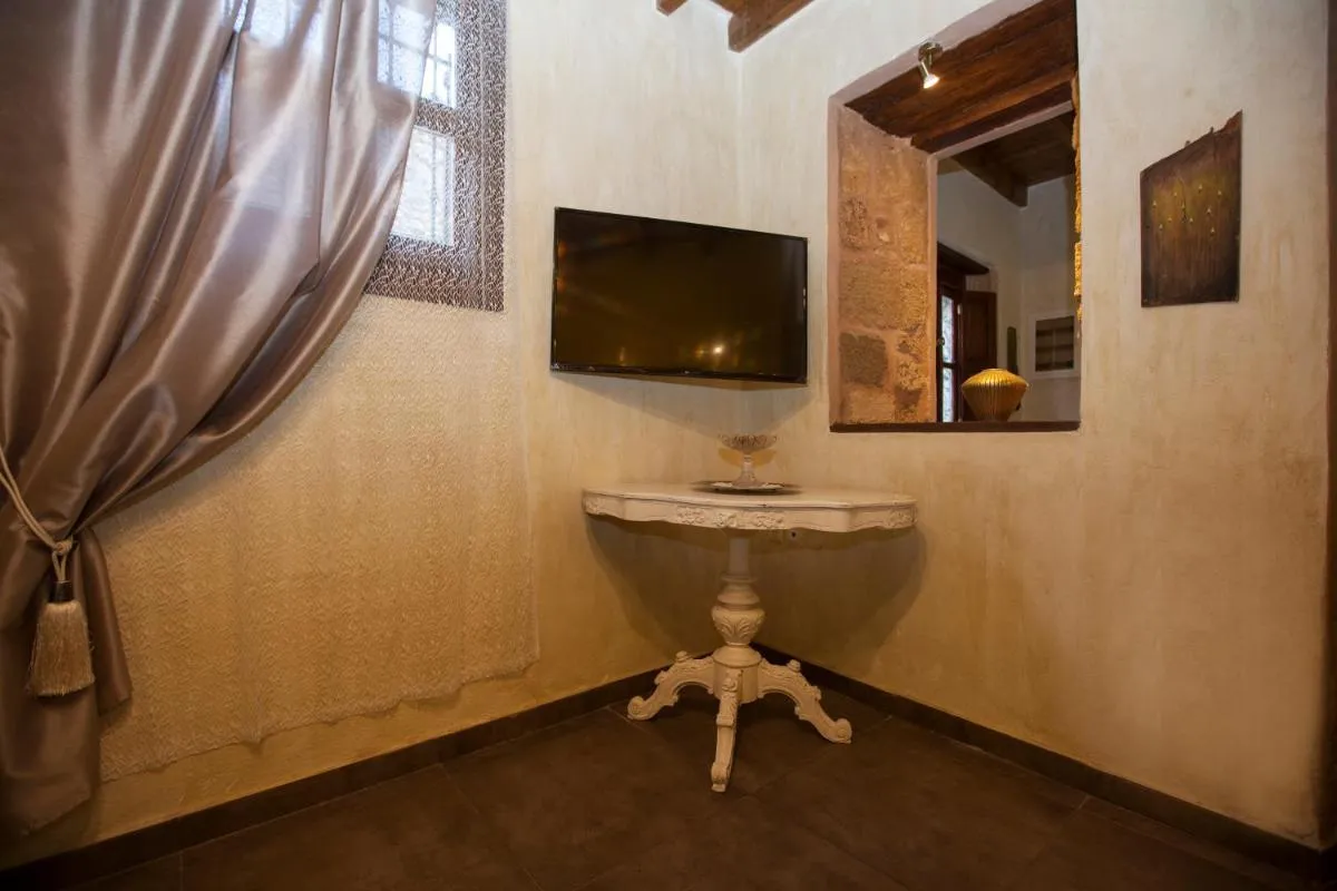 Image 4 of OLD TOWN CLASSIC HOUSE RHODES
