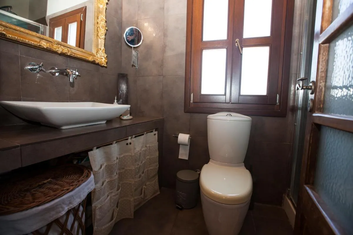 Image 2 of OLD TOWN CLASSIC HOUSE RHODES