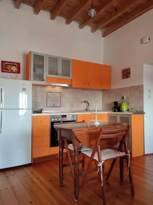 Image 4 of Omorfo House
