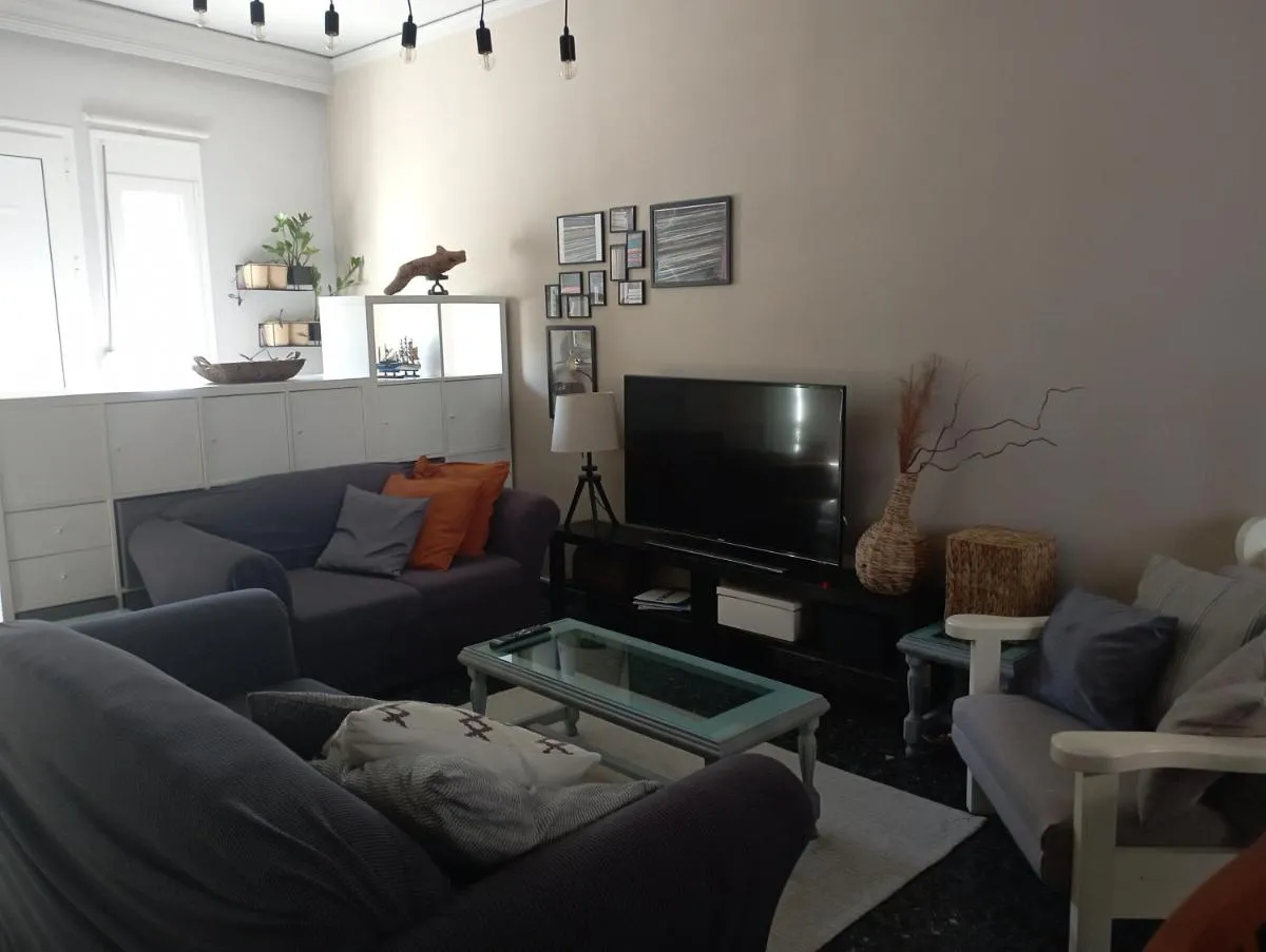 Image 4 of ΤΟ ΔΙΑΜΕΡΙΣΜΑ ΤΗΣ ΜΑΙΡΗΣ or MARY’S APARTMENT