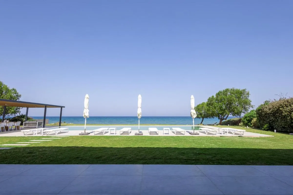 Image 2 of Liam Beach Front Luxury Villa with 100m2 infinity pool
