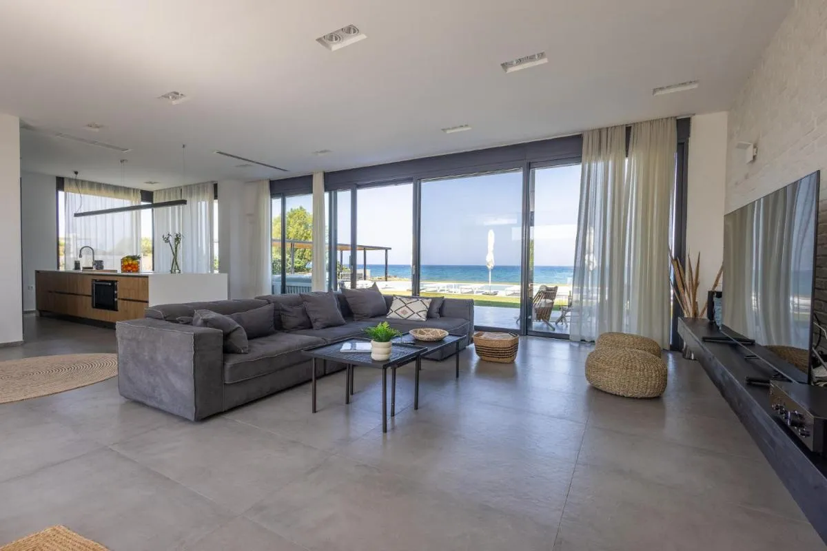 Image 6 of Liam Beach Front Luxury Villa with 100m2 infinity pool