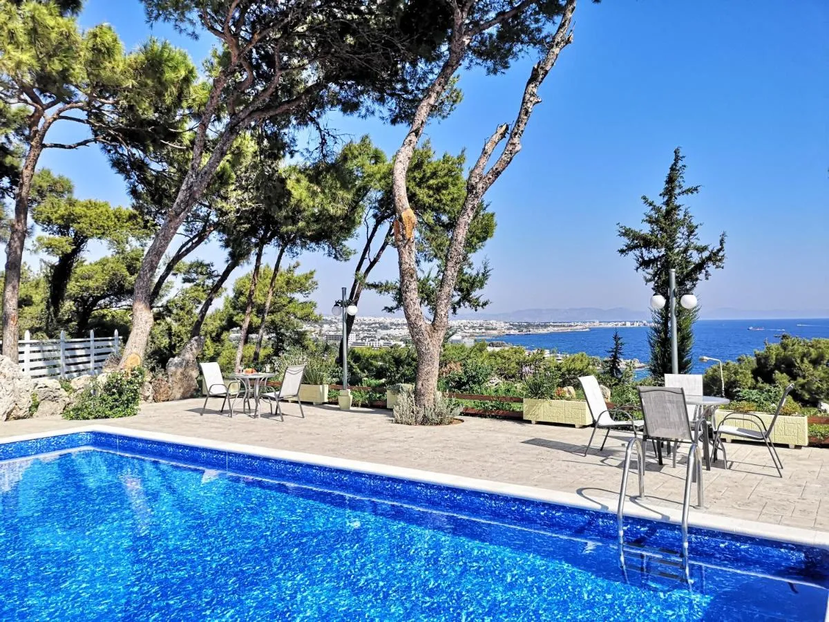 Image 2 of Louis Luxury Villa by living in blue